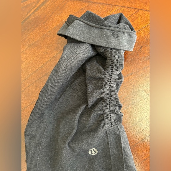 LULULEMONN Black WOMEN Leggings SIZE 6 has a slight detail - Picture 6 of 6